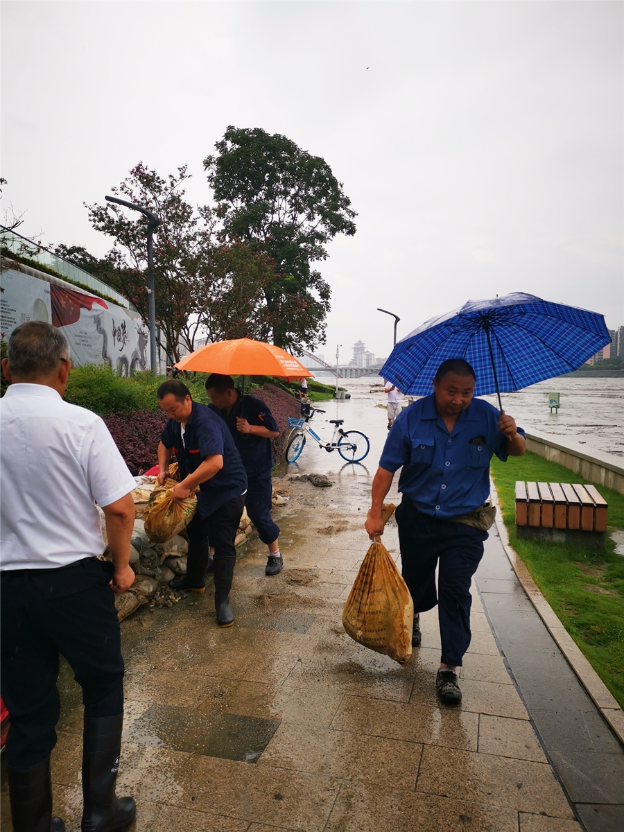 05-越王樓公司防汛應急搶險組正在三江半島景區(qū)搬運沙袋充填擋水墻_副本