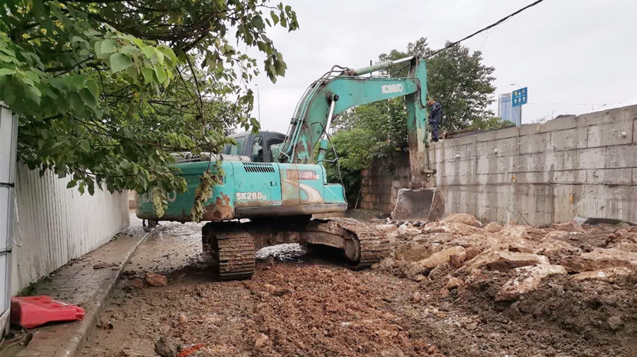 06嘉來建工組織機械對涌水點進行封堵_副本