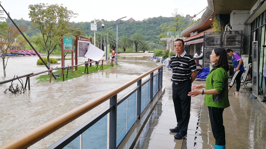 07-8月17日，程一書記在三江碼頭檢查雨后受災(zāi)情況_副本