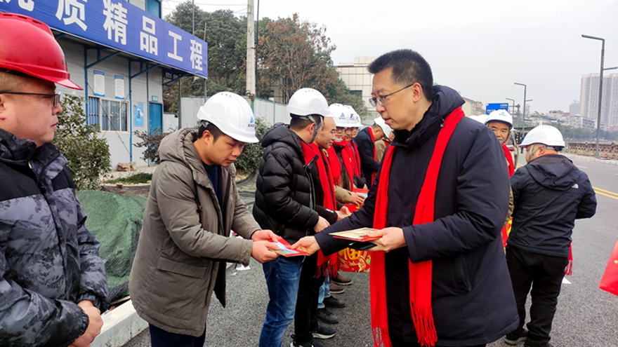 03集團黨委副書記、董事、工會主席張雁看望慰問項目建設(shè)一線班組